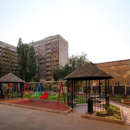 Апартаменты С Двумя Спальнями На Арбате! Almaty Bagian luar foto